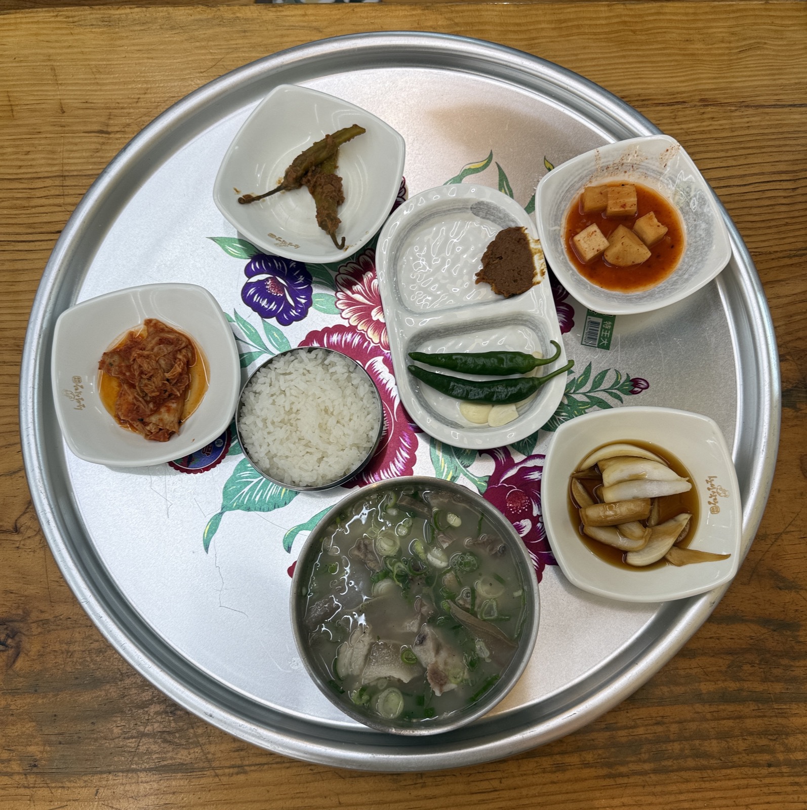 밥과 국, 김치와 반찬이 놓인 한 상