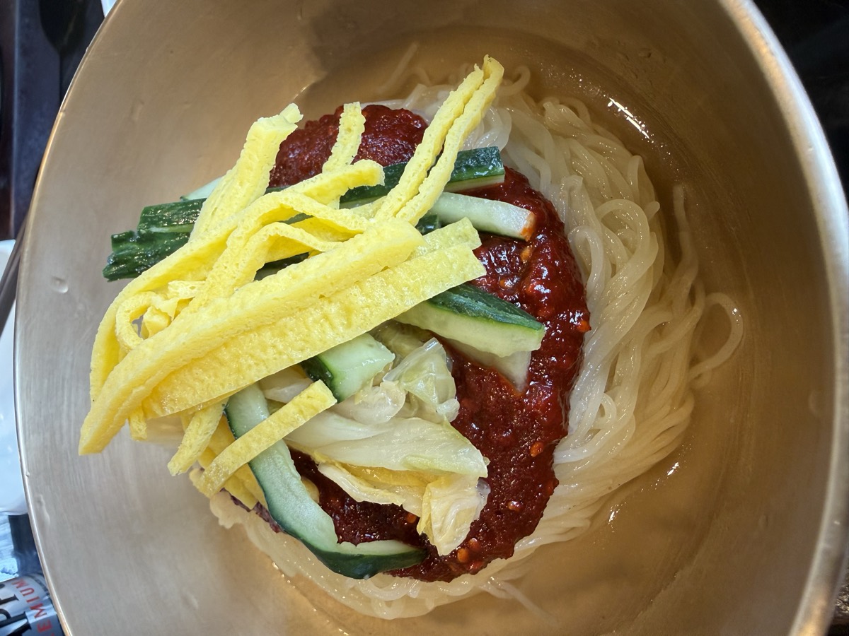 양산국밥 비빔국수 — 계란 지단과 오이를 올린 비빔국수
