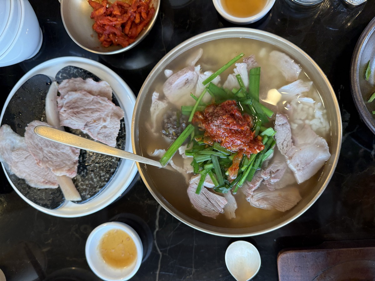 양산국밥 돼지국밥 — 놋그릇 맑은 국물에 수육과 부추, 다대기를 올린 국밥 상차림