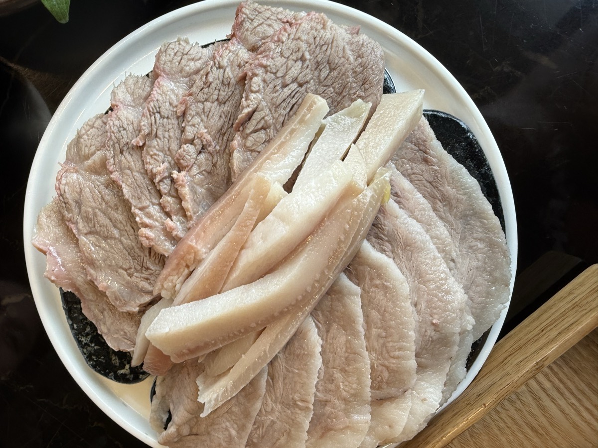 양산국밥 수육 모둠 — 편육과 껍데기 부위를 담은 접시