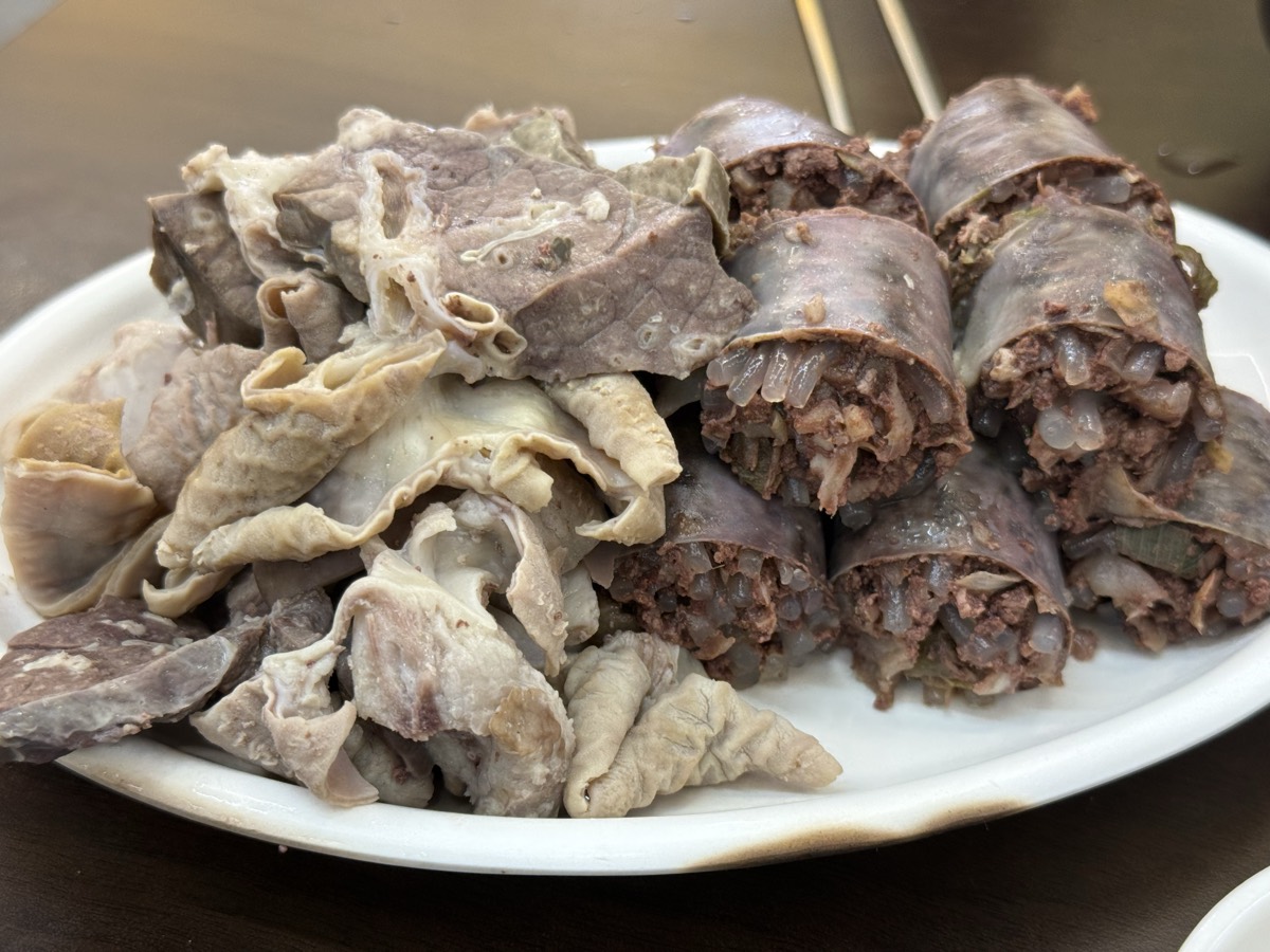 오문창순대국밥 모듬순대 — 순대와 내장 모둠 한 접시