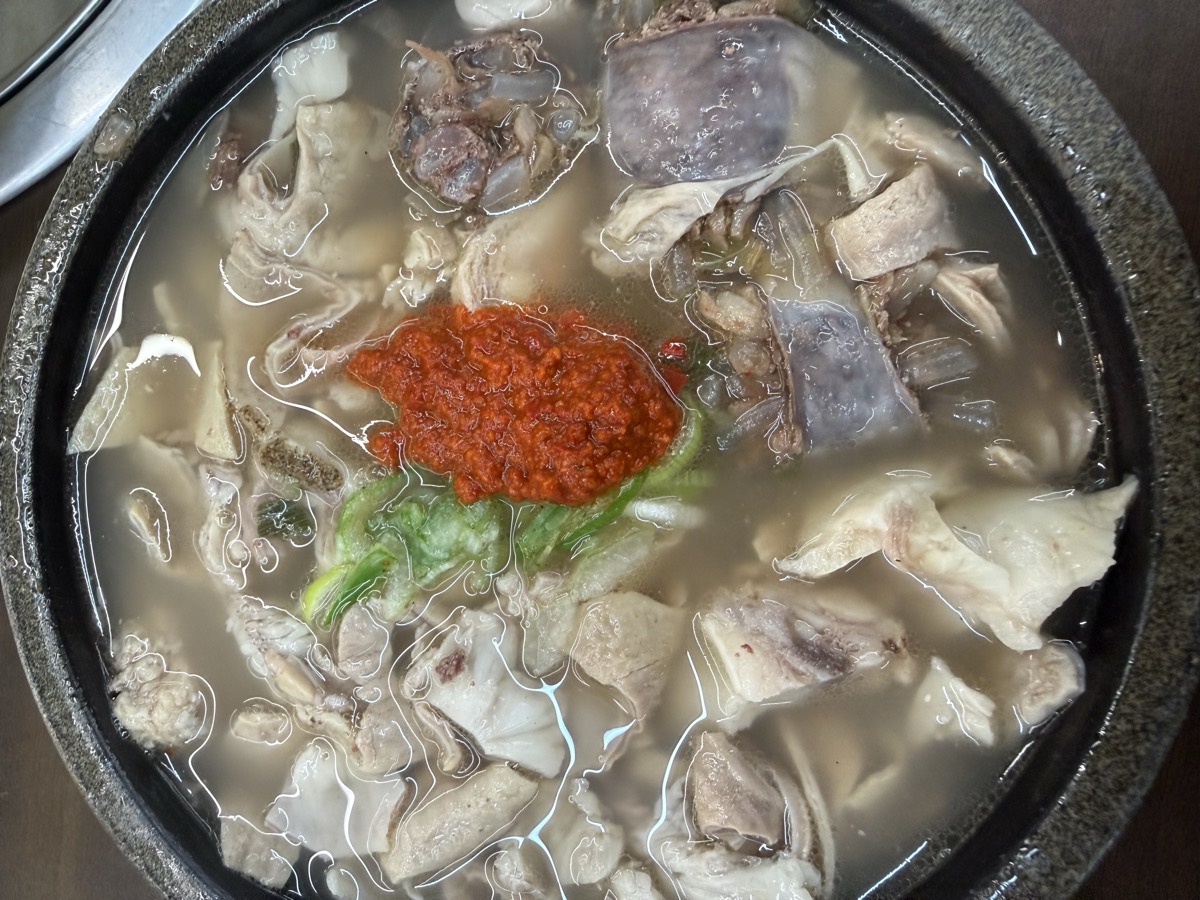 오문창순대국밥 순대국밥 — 뚝배기에 내장과 고기가 가득하고 다대기를 올린 국밥