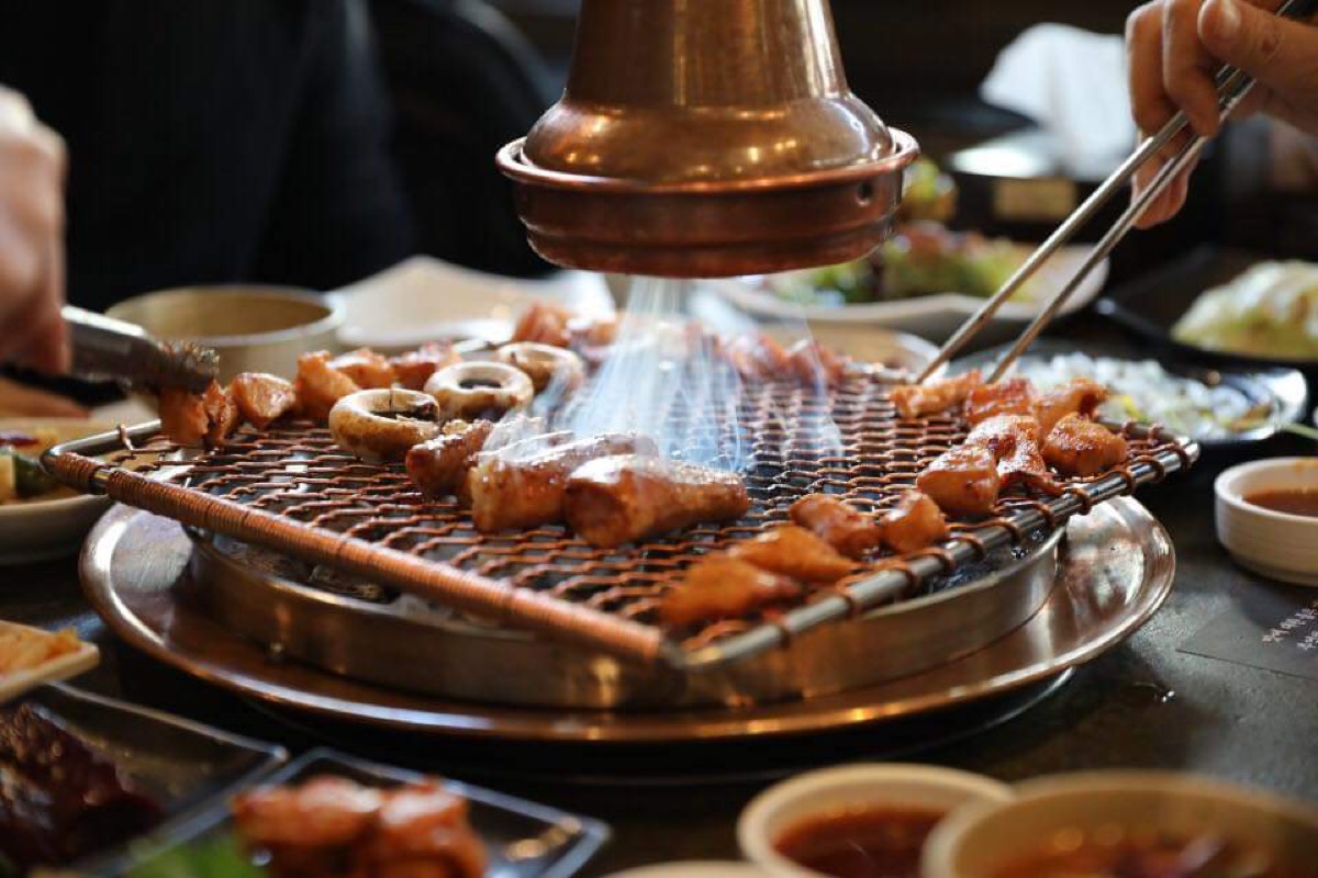 청춘구락부 테이블 전경 — 숯불 구이판과 곁들임 채소