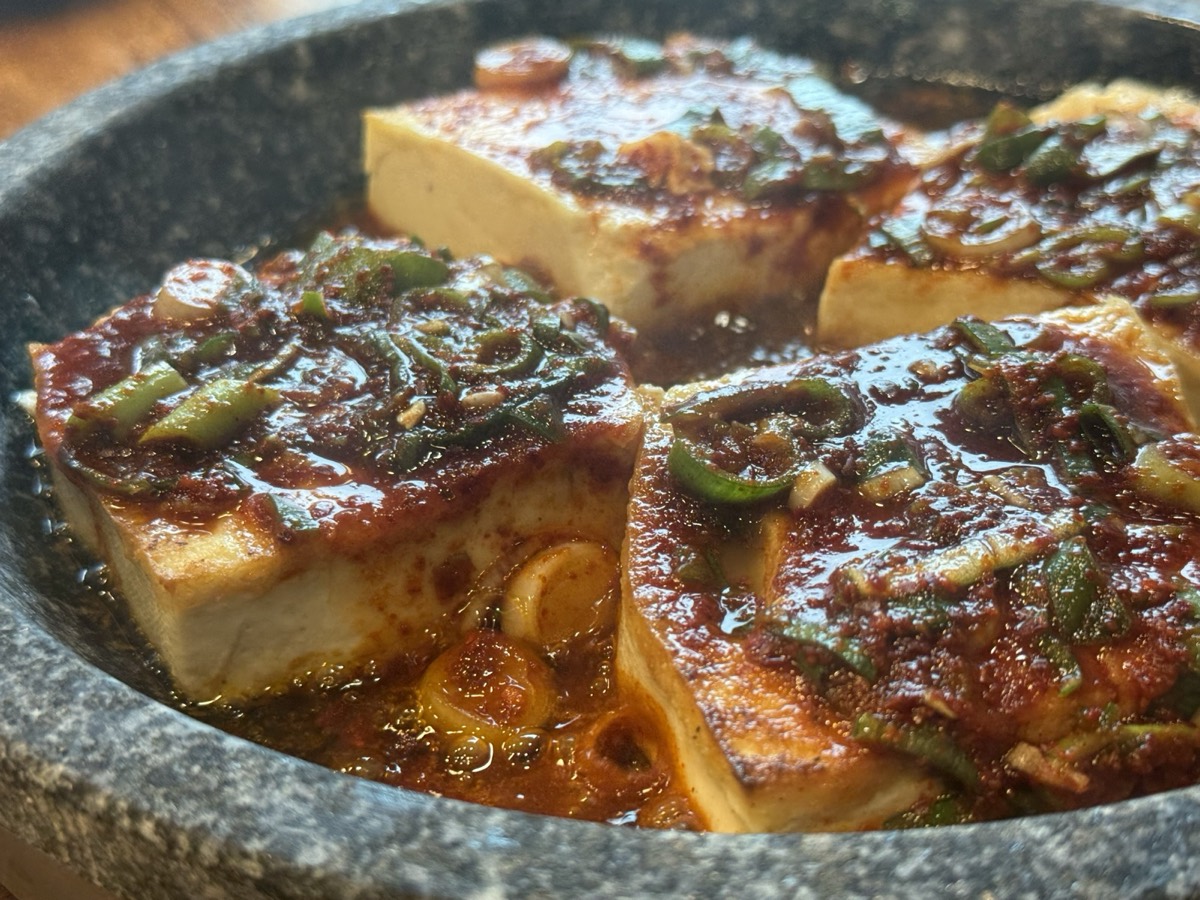 황금콩밭 두부조림 — 돌판에 매콤한 양념을 올린 두부