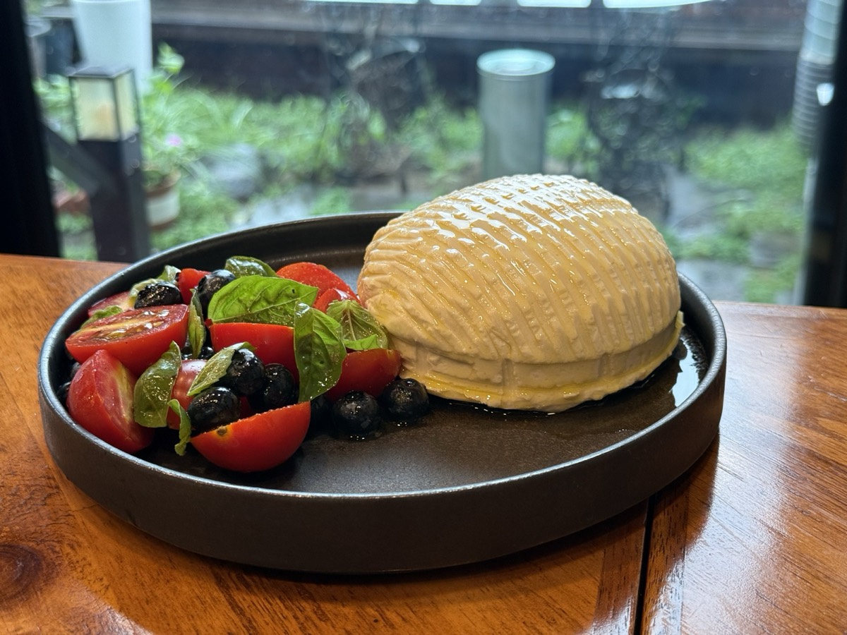 황금콩밭 모두부 — 매일 만든 생두부에 토마토와 바질을 곁들인 요리