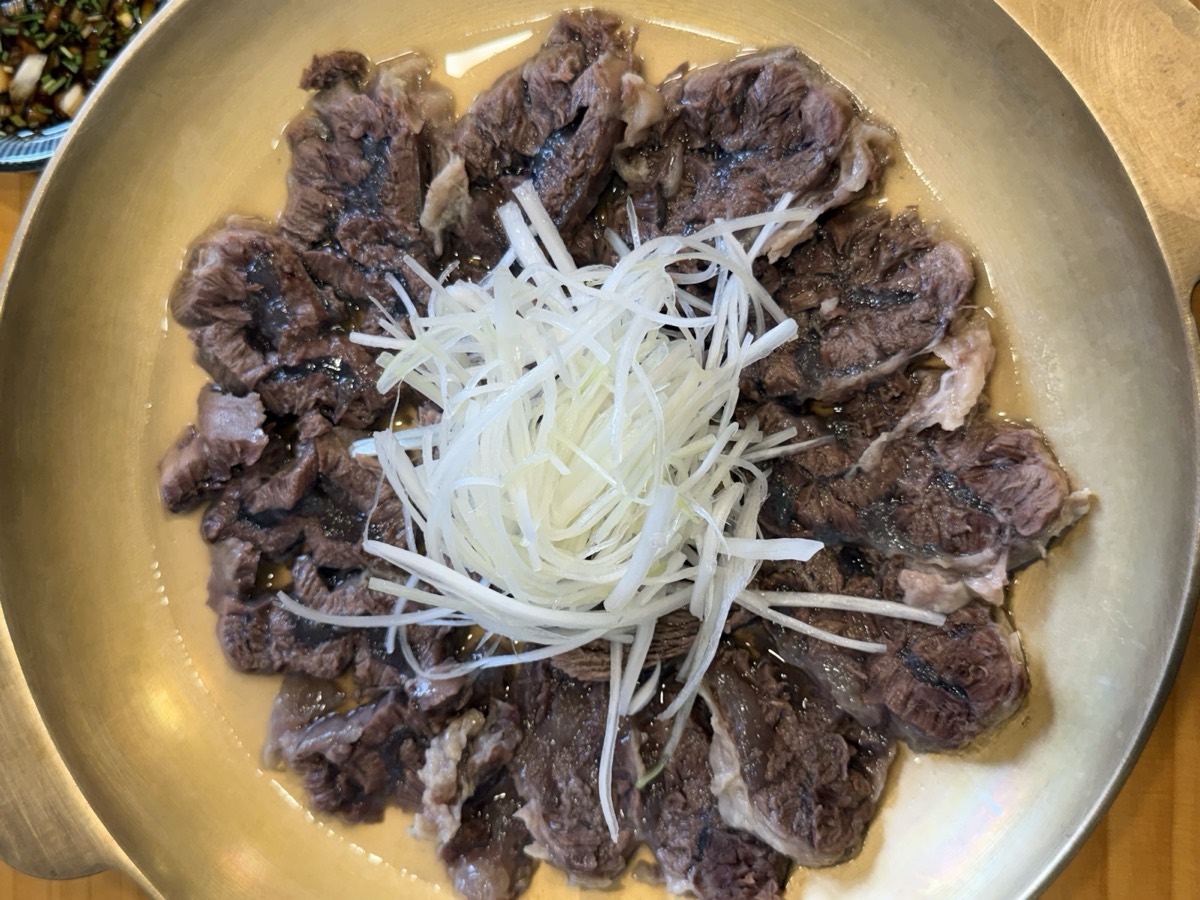 황금콩밭 보쌈 수육 — 유기그릇에 담긴 수육과 파채